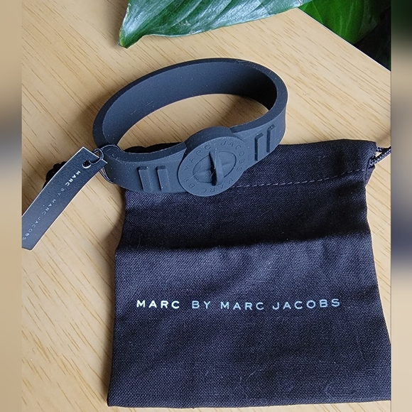 Marc by Marc Jacobs Black Men's Silicone Stretch Bracelet & Dust Bag. - Picture 1 of 6